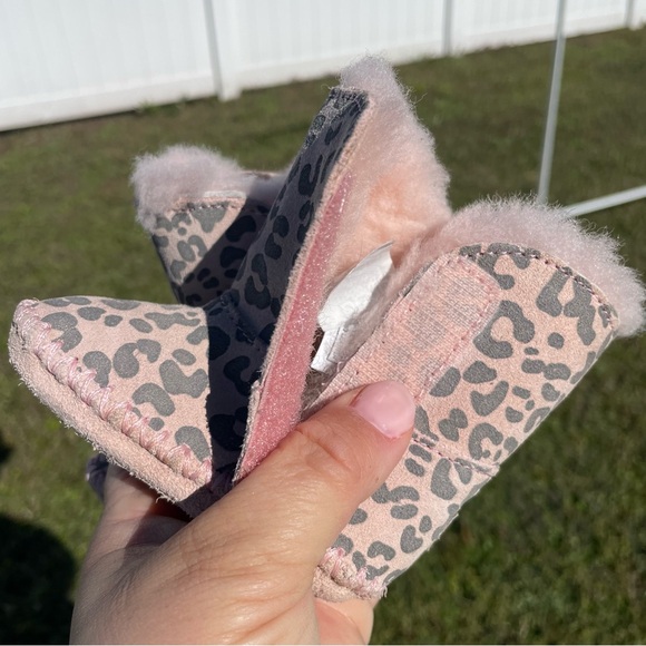 Ugg Cassie Leopard Infant Pink Cheetah Animal Print size 0/1 Pristine 0-6 months - Picture 6 of 9
